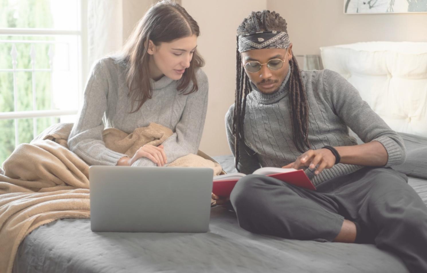 Estudiante revisando documentos financieros en escritorio