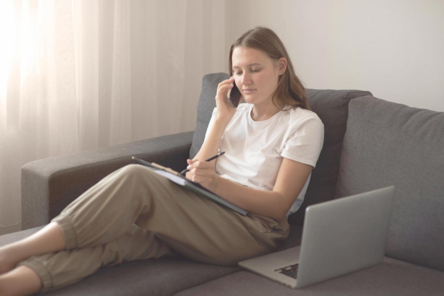 Reunión de trabajo con análisis de datos financieros