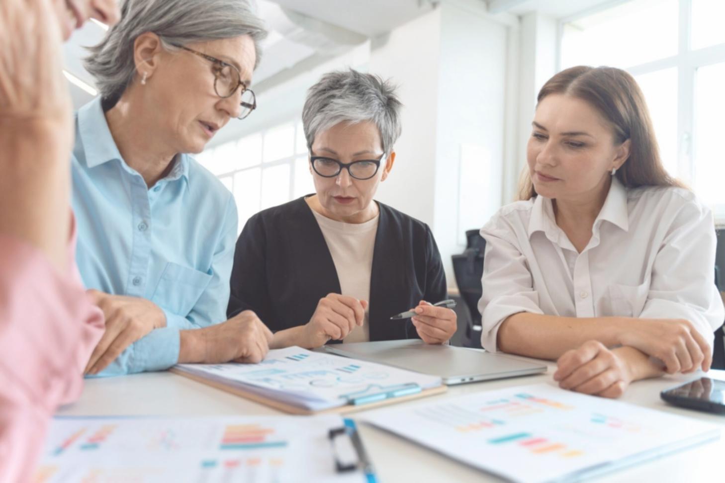 Planificación financiera estratégica con documentos