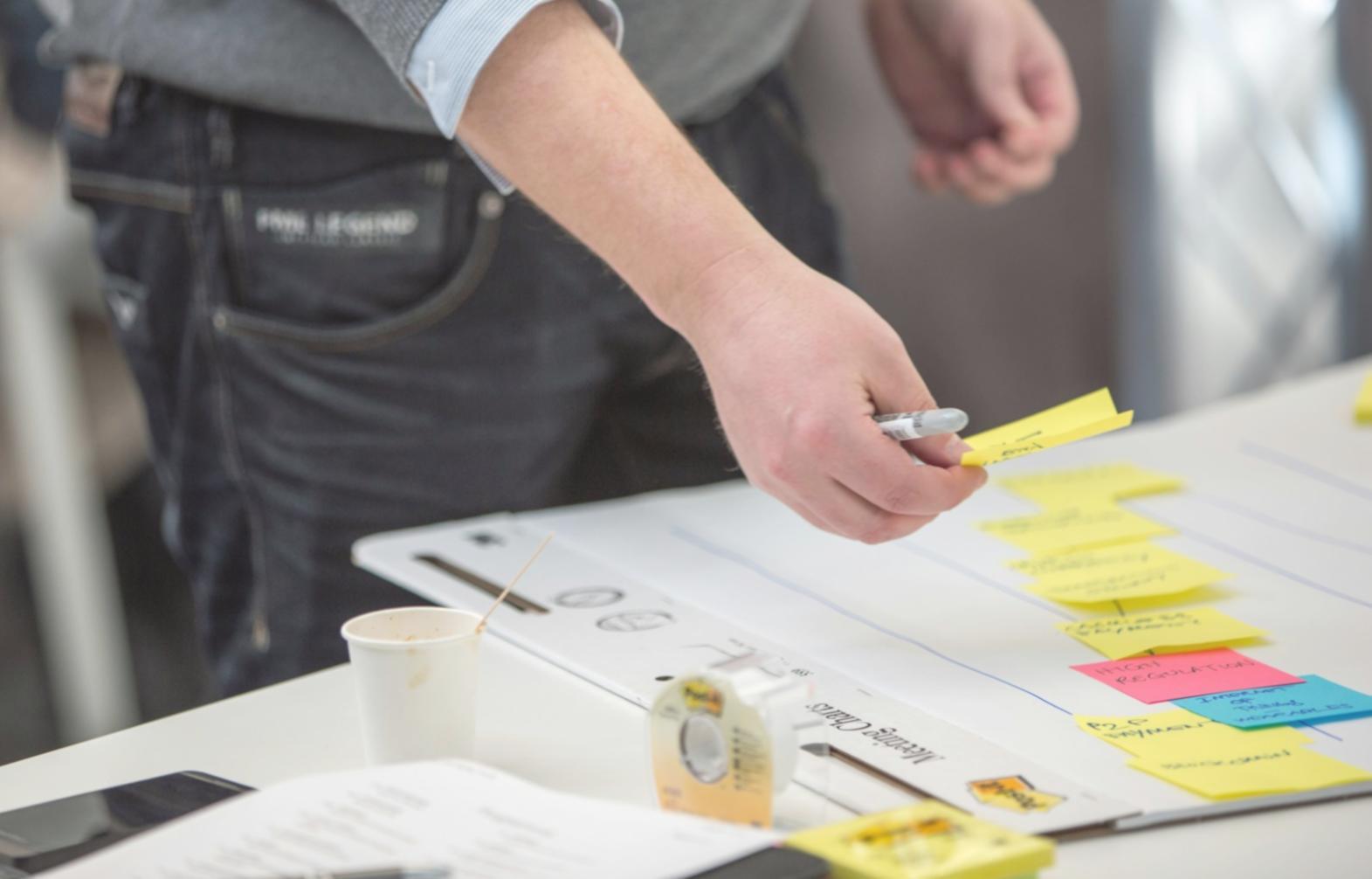 Documentos financieros organizados para revisión analítica profunda